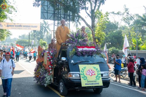 ภาพ No.81961:พิธีจุดวิสาขประทีป 22,000 ดวงและโคมลอย 3,000 ดวง ( Festival  lampion Vesak Indonesia) ณ มหาเจดียบรมพุทโธ อินโดนีเซีย  วันอาทิตย์ที่ 4 มิ.ย. พ.ศ.2566