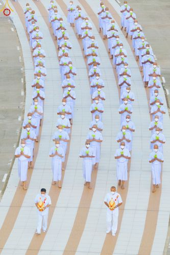 ภาพ No.84070:พิธีเวียนประทักษิณ พิธีวันทาเจดีย์ พิธีขอขมา และมอบผ้าไตร  ในโครงการบรรพชาอุปสมบทหมู่ธรรมทายาทรุ่นเข้าพรรษา และโครงการบรรพชาสามเณรโรงเรียนนานาชาติ รุ่นที่12 ในวันเสาร์ที่ 22 กรกฎาคม พ.ศ. 2566