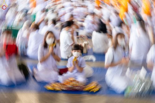 ภาพ No.82950:พิธีตักบาตร ณ บ้านแก้วเรือนทองคุณยายอาจารย์ฯ พิธีบูชาข้าวพระ ณ สภาธรรมกายสากล วัดพระธรรมกาย ในวันอาทิตย์ต้นเดือนที่ 2 ก.ค. พ.ศ.2566