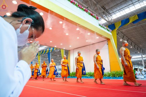 ภาพ No.85198:พิธีมุทิตาสักการะพระภิกษุ ผู้สอบได้เปรียญธรรม ๙ ประโยคระดับโลก, พิธีมอบโล่เกียรติยศและทุนการศึกษา สำนักเรียนบาลีดีเด่นทั่วประเทศ ในวันสมาธิโลก อาทิตย์ที่ 6 สิงหาคม พ.ศ. 2566 ณ สภาธรรมกายสากล วัดพระธรรมกาย