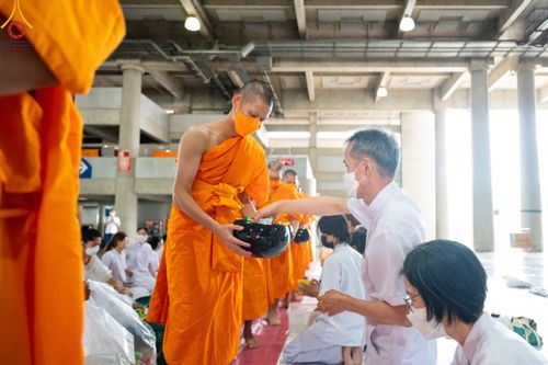ภาพ No.82900:พิธีตักบาตรฉลองพระบวชใหม่  โครงการธรรมทายาทอุปสมบทหมู่อุดมศึกษา  รุ่นที่50 ภาคฤดูฝน วันเสาร์ที่ 24 มิถุนายน พ.ศ.2566 ณ มหารัตนวิหารคด คอร์ 6 วัดพระธรรมกาย