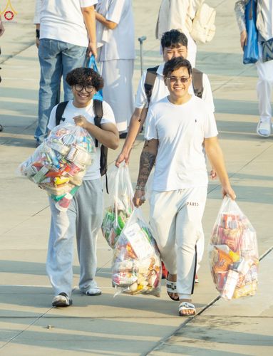 ภาพ No.279943:วันที่ 1 มกราคม พ.ศ.2569 พิธีตักบาตรในวันขึ้นปีใหม่ ณ ลานธรรม วัดพระธรรมกาย