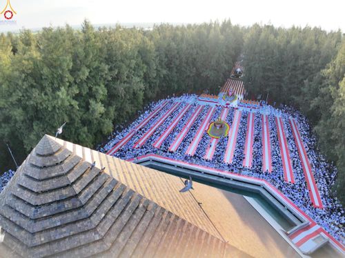 ภาพ No.289261:วันที่ 7 มกราคม พ.ศ. 2569 พิธีตักบาตรพระธรรมยาตรา ณ อนุสรณ์สถานลำดับที่ 1 สถานที่เกิดด้วยรูปกายเนื้อ อนุสรณ์สถานมหาวิหารพระมงคลเทพมุนี (โลตัสแลนด์) อ.สองพี่น้อง จ.สุพรรณบุรี ในโครงการธรรมยาตรา กตัญญูบูชา มหาปูชนียาจารย์ พระมงคลเทพมุนี(สด จนฺทสโร) พระผู้ป