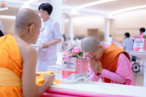 ภาพ No.343709:วันที่ 16 สิงหาคม พ.ศ.2569 พิธีถวายคิลานเภสัช และอุปกรณ์ทางการแพทย์ ณ ห้องแก้วสารพัดนึก2 วัดพระธรรมกาย