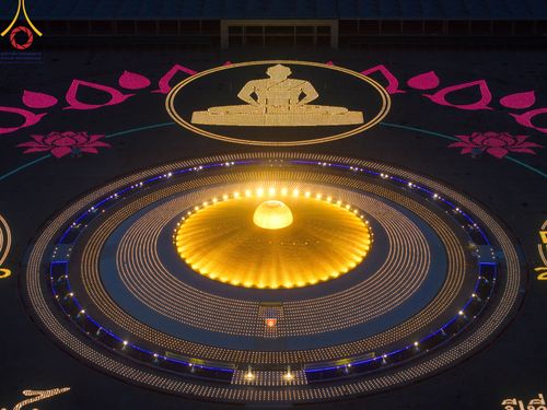 ภาพ No.86472:วันธรรมชัย ปีที่ 55 พิธีทอดผ้าป่ากฐินสมทบครั้งที่1, พิธีเจริญพุทธมนต์ ลูกนิมิตมหาสมบัติฯ พิธีจุดประทีป,พิธีฉลองชัยสวดมนต์บทธัมมจักกัปปวัตนสูตร วันอาทิตย์ที่ 27 สิงหาคม พ.ศ.2566 ณ สภาธรรมกายสากล / มหารัตนวิหารคด วัดพระธรรมกาย