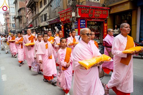 ภาพ No.313492:วันพฤหัสบดีที่ 12 มีนาคม พ.ศ. 2569 ขบวนแห่นาคธรรมทายาทในโครงการบรรพชาสามเณร 500 รูป  จาก นาคบาฮาล (Nagbahal) สู่จัตุรัสปาทัน (Patan Durbar Square) ประเทศเนปาล