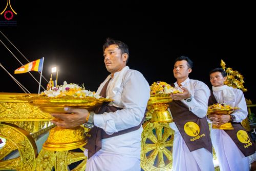 ภาพ No.90517:พิธีอัญเชิญพระบรมสารีริกธาตุประดิษฐาน ณ เจดีย์ศรีสองรัก วัดเก่าเขาน้อย อ.ปากน้ำปราณ จ.ประจวบคีรีขันธ์ วันที่ 3 ตุลาคม พ. ศ. 2566