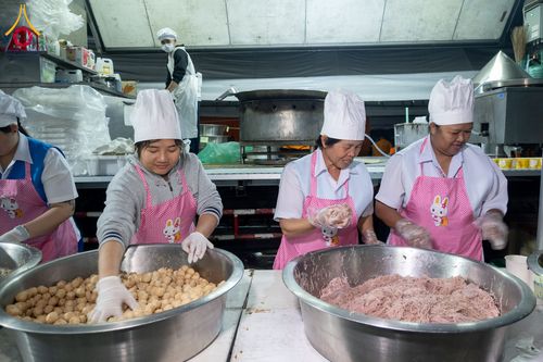 ภาพ No.292219:วันที่ 11 มกราคม พ.ศ. 2569 พิธีถวายภัตตาหารเป็นสังฆทาน แด่พระธรรมยาตรา ในโครงการธรรมยาตรา กตัญญูบูชา มหาปูชนียาจารย์ พระมงคลเทพมุนี(สด จนฺทสโร) พระผู้ปราบมาร อนุสรณ์สถาน 7 แห่ง ปีที่ 14 ณ  อนุสรณ์สถานลำดับที่ 2  สถานที่ตั้งมโนปณิธานบวชตลอดชีวิต อนุสรณ์สถ