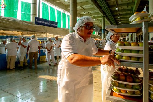 ภาพ No.325711:วันที่ 22 เมษายน พ.ศ.2569(วันคุ้มครองโลก) งานถวายมหาสังฆทาน 40,000 กว่าวัดทั่วประเทศ เจ้าหน้าที่ สาธุชน ร่วมใจจัดเตรียมภัตตาหารเพล (ชุด 2)