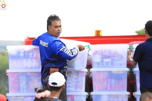 ภาพ No.280874:วันที่ 27 ธันวาคม พ.ศ.2568 คณะสงฆ์และเจ้าหน้าที่ทุกสังกัด ช่วยกันเตรียมงานตักบาตรพระ 1,000 รูป จ.สตูล