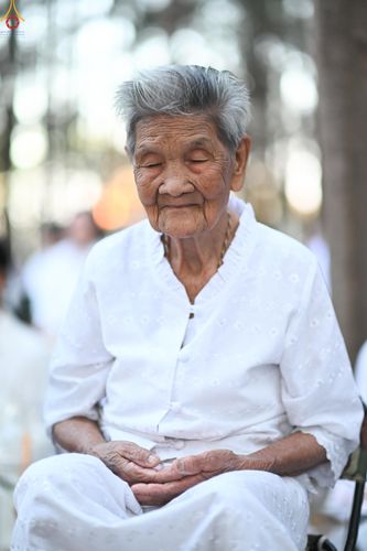 ภาพ No.289118:วันที่ 6 มกราคม พ.ศ. 2569 พิธีจุดประทีปถวายเป็นพุทธบูชา และบูชาธรรมมหาปูชนียาจารย์ ณ อนุสรณ์สถานมหาวิหารพระมงคลเทพมุนี (โลตัสแลนด์) อ.สองพี่น้อง จ.สุพรรณบุรี ในโครงการธรรมยาตรา กตัญญูบูชา มหาปูชนียาจารย์ พระมงคลเทพมุนี(สด จนฺทสโร) พระผู้ปราบมาร อนุสรณ์สถ