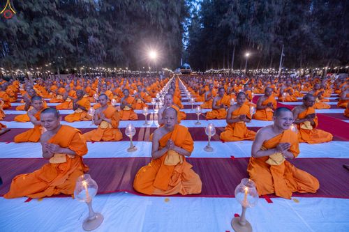 ภาพ No.290175:วันที่ 6 มกราคม พ.ศ. 2569 พิธีจุดประทีปถวายเป็นพุทธบูชา และบูชาธรรมมหาปูชนียาจารย์ (ภาพชุดที่ 2) ณ อนุสรณ์สถานมหาวิหารพระมงคลเทพมุนี (โลตัสแลนด์) อ.สองพี่น้อง จ.สุพรรณบุรี ในโครงการธรรมยาตรา กตัญญูบูชา มหาปูชนียาจารย์ พระมงคลเทพมุนี(สด จนฺทสโร) พระผู้ปรา