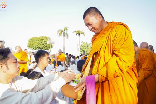 ภาพ No.282715:วันเสาร์ที่ 20 ธันวาคม พ.ศ.2568 พิธีตักบาตรพระ 10,000 รูป (ชุด 2) เนื่องในโอกาส 194 ปี จังหวัดกาญจนบุรี และอุทิศส่วนกุศลให้แด่บรรพชนทั้งหลาย บริเวณถนนสองแคว (Skywalk) เมืองกาญจนบุรี