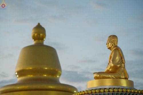 ภาพ No.302415:วันที่ 24 มกราคม พ.ศ. 2569 พิธีตักบาตรพระธรรมยาตรา ณ อนุสรณ์สถานลำดับที่ 5 สถานที่เผยแผ่วิชชาธรรมกายครั้งแรก อนุสรณ์สถานบางปลา วัดบางปลา อำเภอบางเลน จังหวัดนครปฐม ในโครงการธรรมยาตรา กตัญญูบูชา มหาปูชนียาจารย์ พระมงคลเทพมุนี(สด จนฺทสโร) พระผู้ปราบมาร อนุส