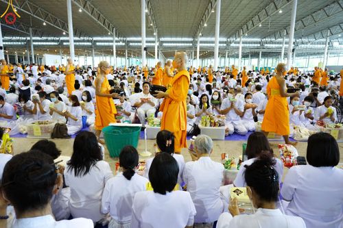 ภาพ No.78833:พิธีตักบาตร ข้าวสารอาหารแห้ง พิธีบูชาข้าวพระ ในวันอาทิตย์ต้นเดือนที่ 2 เมษายน พ.ศ. 2566