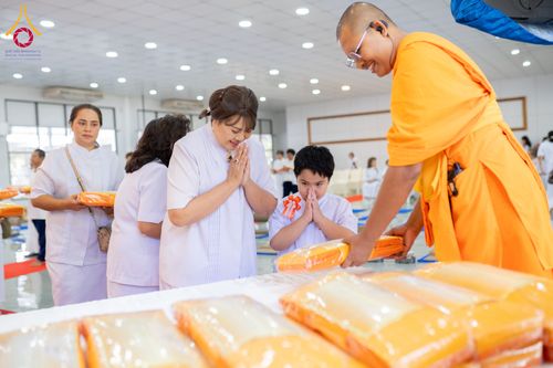 ภาพ No.278396:วันพุธที่ 10 ธันวาคม พ.ศ.2568  พิธีทอดผ้าป่าเพื่อสนับสนุนโครงการตักบาตรพระ 10,000 รูป เมืองกาญจนบุรี ณ อาคารปลูกศรัทธา วัดพระธรรมกาย