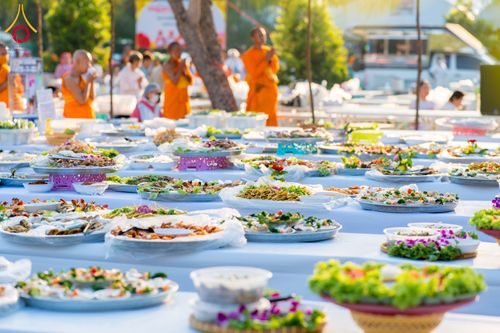 ภาพ No.292712:วันที่ 12 มกราคม พ.ศ. 2569 พิธีถวายภัตตาหารเป็นสังฆทาน แด่พระธรรมยาตรา ณ อนุสรณ์สถานมหาวิหารพระมงคลเทพมุนี (โลตัสแลนด์) อ.สองพี่น้อง จ.สุพรรณบุรี ในโครงการธรรมยาตรา กตัญญูบูชา มหาปูชนียาจารย์ พระมงคลเทพมุนี(สด จนฺทสโร) พระผู้ปราบมาร อนุสรณ์สถาน 7 แห่ง ปี