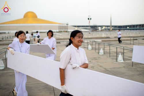 ภาพ No.326306:วันที่ 26 -27 เมษาบน พ.ศ.2569 การเก็บงานแผ่นหน้าโต๊ะที่ลานธรรม งานถวายมหาสังฆทาน 40,000 กว่าวัดทั่วประเทศ ณ ลานธรรม วัดพระธรรมกาย