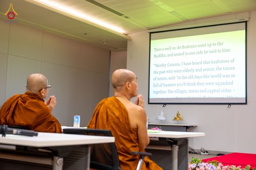 ภาพ No.323338:หลวงพ่อทัตตชีโว รองเจ้าอาวาสวัดพระธรรมกาย ถวายการต้อนรับปฏิสันถารคณะสงฆ์จากประเทศศรีลังกา