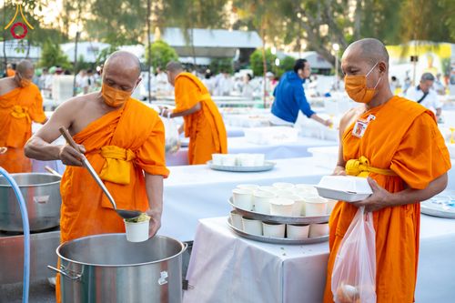 ภาพ No.288365:วันที่ 5 มกราคม พ.ศ. 2569 พิธีถวายภัตตาหารเป็นสังฆทาน แด่พระธรรมยาตรา ในโครงการธรรมยาตรา กตัญญูบูชา มหาปูชนียาจารย์ พระมงคลเทพมุนี(สด จนฺทสโร) พระผู้ปราบมาร อนุสรณ์สถาน 7 แห่ง ปีที่ 14 ณ อนุสรณ์สถานมหาวิหารพระมงคลเทพมุนี (โลตัสแลนด์) อ.สองพี่น้อง จ.สุพรร