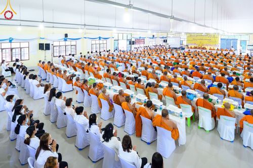 ภาพ No.78358:พิธีถวายสังฆทานแด่คณะสงฆ์ ๓๒๓ วัด พิธีมอบกองทุนหนุนแรงใจช่วยครูใต้และพิธีทำบุญอุทิศส่วนกุศลแด่ผู้วายชนม์ในเหตุการณ์ความไม่สงบ ๔ จังหวัดชายแดนภาคใต้  (ปัตตานี ยะลา นราธิวาส สงขลา) ปีที่ ๑๙ ครั้งที่ ๑๖๑ พิธีมอบกองทุนหนุนแรงใจช่วยครูใต้ (ปีที่ ๑๖ ครั้งที่ ๑