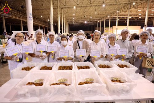 ภาพ No.287244:วันที่ 3 มกราคม พ.ศ.2569 พิธีถวายภัตตาหารเป็นสังฆทาน แด่พระธรรมยาตรา ณ วัดพระธรรมกาย  จังหวัดปทุมธานี ในโครงการธรรมยาตรา กตัญญูบูชา มหาปูชนียาจารย์ พระมงคลเทพมุนี(สด จนฺทสโร) พระผู้ปราบมาร อนุสรณ์สถาน 7 แห่ง ปีที่ 14