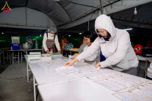 ภาพ No.292217:วันที่ 11 มกราคม พ.ศ. 2569 พิธีถวายภัตตาหารเป็นสังฆทาน แด่พระธรรมยาตรา ในโครงการธรรมยาตรา กตัญญูบูชา มหาปูชนียาจารย์ พระมงคลเทพมุนี(สด จนฺทสโร) พระผู้ปราบมาร อนุสรณ์สถาน 7 แห่ง ปีที่ 14 ณ  อนุสรณ์สถานลำดับที่ 2  สถานที่ตั้งมโนปณิธานบวชตลอดชีวิต อนุสรณ์สถ