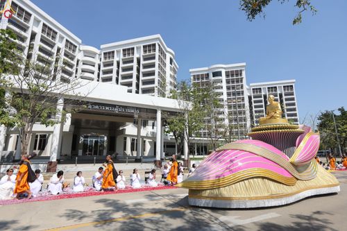 ภาพ No.304547:วันที่ 25 มกราคม พ.ศ. 2569 พิธีต้อนรับพระธรรมยาตรา (ภาพชุดที่ 2) รร.สามัคคีราษฏร์บำรุง-วัดพระธรรมกาย ในโครงการธรรมยาตรา กตัญญูบูชา มหาปูชนียาจารย์ พระมงคลเทพมุนี(สด จนฺทสโร) พระผู้ปราบมาร อนุสรณ์สถาน 7 แห่ง ปีที่ 14