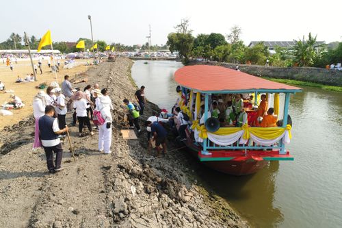 ภาพ No.32974:โครงการธรรมยาตรา เส้นทางพระผู้ปราบมาร ปีที่ 6 ณ อนุสรณ์สถานคลองบางนางแท่น