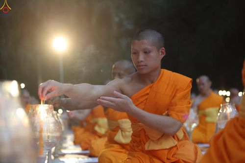 ภาพ No.290136:วันที่ 6 มกราคม พ.ศ. 2569 พิธีจุดประทีปถวายเป็นพุทธบูชา และบูชาธรรมมหาปูชนียาจารย์ (ภาพชุดที่ 2) ณ อนุสรณ์สถานมหาวิหารพระมงคลเทพมุนี (โลตัสแลนด์) อ.สองพี่น้อง จ.สุพรรณบุรี ในโครงการธรรมยาตรา กตัญญูบูชา มหาปูชนียาจารย์ พระมงคลเทพมุนี(สด จนฺทสโร) พระผู้ปรา