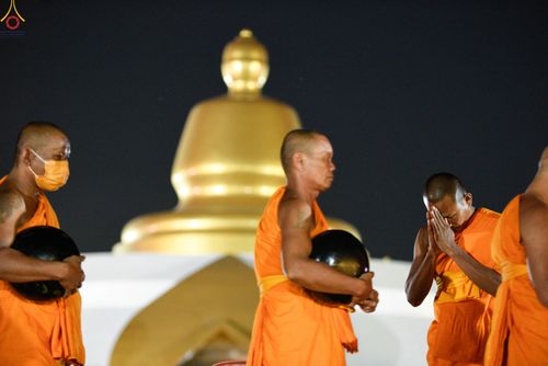 ภาพ No.302372:วันที่ 24 มกราคม พ.ศ. 2569 พิธีตักบาตรพระธรรมยาตรา ณ อนุสรณ์สถานลำดับที่ 5 สถานที่เผยแผ่วิชชาธรรมกายครั้งแรก อนุสรณ์สถานบางปลา วัดบางปลา อำเภอบางเลน จังหวัดนครปฐม ในโครงการธรรมยาตรา กตัญญูบูชา มหาปูชนียาจารย์ พระมงคลเทพมุนี(สด จนฺทสโร) พระผู้ปราบมาร อนุส