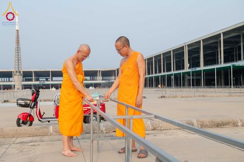 ภาพ No.326320:วันที่ 26 -27 เมษาบน พ.ศ.2569 การเก็บงานแผ่นหน้าโต๊ะที่ลานธรรม งานถวายมหาสังฆทาน 40,000 กว่าวัดทั่วประเทศ ณ ลานธรรม วัดพระธรรมกาย