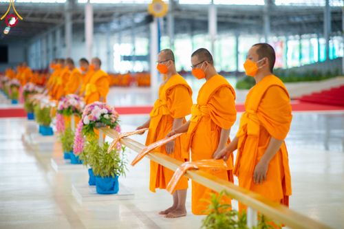 ภาพ No.86406:วันธรรมชัย ปีที่ 55 พิธีทอดผ้าป่ากฐินสมทบครั้งที่1, พิธีเจริญพุทธมนต์ ลูกนิมิตมหาสมบัติฯ พิธีจุดประทีป,พิธีฉลองชัยสวดมนต์บทธัมมจักกัปปวัตนสูตร วันอาทิตย์ที่ 27 สิงหาคม พ.ศ.2566 ณ สภาธรรมกายสากล / มหารัตนวิหารคด วัดพระธรรมกาย