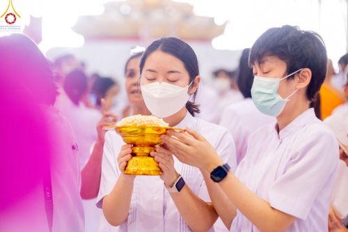 ภาพ No.78951:พิธีตักบาตร ข้าวสารอาหารแห้ง พิธีบูชาข้าวพระ ในวันอาทิตย์ต้นเดือนที่ 2 เมษายน พ.ศ. 2566