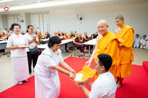 ภาพ No.325602:วันที่ 24 เมษายน พ.ศ.2569 หลวงพ่อทัตตชีโว รองเจ้าอาวาสวัดพระธรรมกาย ถวายการต้อนรับและปฏิสันถารคณะสงฆ์เมียนมาร์
