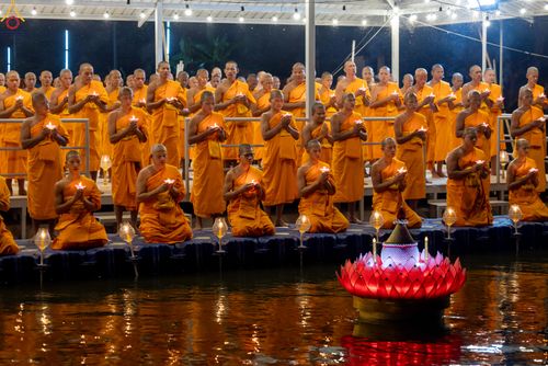 ภาพ No.301354:วันที่ 22 มกราคม พ.ศ. 2569 พิธีลอยประทีปธรรมถวายเป็นพุทธบูชา และบูชาธรรมมหาปูชนียาจารย์  ณ อนุสรณ์สถานลำดับที่ 5 สถานที่เผยแผ่วิชชาธรรมกายครั้งแรก อนุสรณ์สถานบางปลา วัดบางปลา อำเภอบางเลน จังหวัดนครปฐม ในโครงการธรรมยาตรา กตัญญูบูชา มหาปูชนียาจารย์ พระมงคล