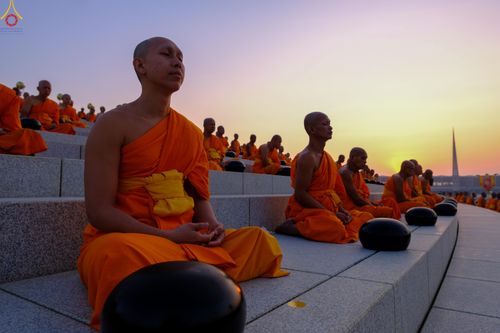 ภาพ No.279688:วันที่ 1 มกราคม พ.ศ.2569 พิธีตักบาตรในวันขึ้นปีใหม่ ณ ลานธรรม วัดพระธรรมกาย