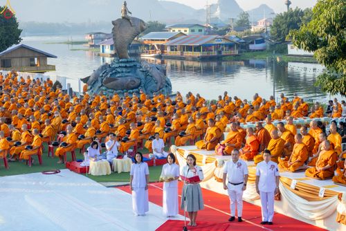 ภาพ No.282617:วันเสาร์ที่ 20 ธันวาคม พ.ศ.2568 พิธีตักบาตรพระ 10,000 รูป (ชุด 2) เนื่องในโอกาส 194 ปี จังหวัดกาญจนบุรี และอุทิศส่วนกุศลให้แด่บรรพชนทั้งหลาย บริเวณถนนสองแคว (Skywalk) เมืองกาญจนบุรี