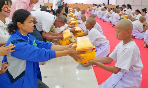 ภาพ No.319890:วันเสาร์ที่ 4 เมษายน พ.ศ.2569 พิธีตัดปอยผมและปลงผม พิธีขอขมาผู้ปกครองและมอบผ้าไตร พิธีบรรพชาและถวายบาตร ณ ศูนย์ปฏิบัติธรรมและศูนย์อบรมเยาวชนเพชรบุรี  ต.ท่าแลง อ.ท่ายาง จ.เพชรบุรี