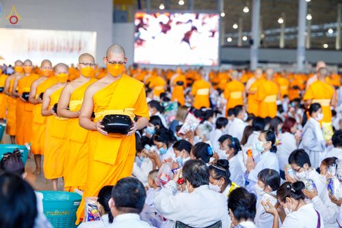 ภาพ No.76767:พิธีตักบาตรข้าวสารอาหารแห้ง  ณ บ้านแก้วเรือนทองคุณยายฯ สภาธรรมกายสากล  วัดพระธรรมกาย จ.ปทุมธานี  ในวันอาทิตย์ต้นเดือนที่ 6 มีนาคม พ.ศ. 2566