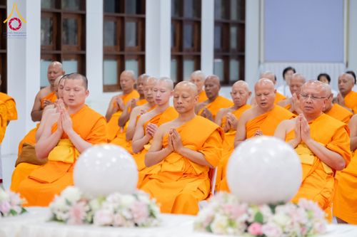 ภาพ No.294245:วันอาทิตย์ที่ 14 ธันวาคม พ.ศ.2568 พิธีเจริญพระพุทธมนต์สมโภชดวงแก้วลูกนิมิตเอก และดวงแก้วนิมิตปฏิบัติธรรม อัญเชิญประดิษฐาน  ณ วัดพระธรรมกายในประเทศสหรัฐอเมริกาและประเทศเยอรมนี 7 แห่ง ณ อาคารปลูกศรัทธา 2 วัดพระธรรมกาย