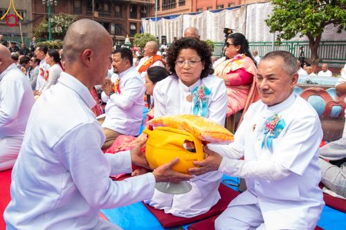 ภาพ No.313434:วันพฤหัสบดีที่ 12 มีนาคม พ.ศ. 2569 พิธีมอบบาตรและผ้าไตรในโครงการบรรพชาสามเณร 500 รูป  ณ นาคบาฮาล (Nagbahal) ประเทศเนปาล