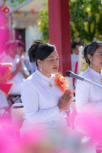 หญิงไทยสวมชุดขาวพนมมือขณะร่วมพิธีทางศาสนา