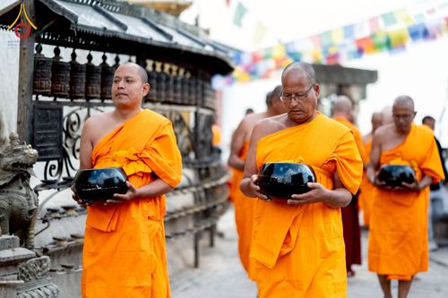 ภาพ No.213076:วันที่ 17 - 18 มีนาคม พ.ศ. 2568 คณะสงฆ์และสามเณรเดินบิณฑบาต รอบเมืองในพื้นที่ วัดสยมภูวนาถและราชวังปาตัน ณ เมืองกาฐมาณฑุ ประเทศเนปาล