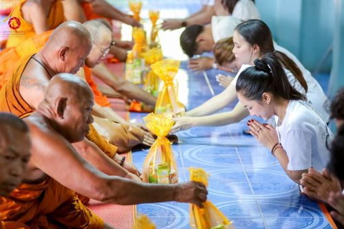 ภาพ No.172919:พิธีทอดกฐิน ณ วัดหนองโบสถ์ จ.พิษณุโลก ในโครงการกฐินสามัคคีทั่วไทย 30,000 วัด บูชาธรรม 80 ปี หลวงพ่อธัมมชโย โดยคณะศิษยานุศิษย์วัดพระธรรมกาย วันที่ 2 พฤศจิกายน พ.ศ. 2567