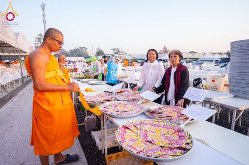 ภาพ No.197895:สาธุชนถวายภัตตาหารเป็นสังฆทาน แด่พระธรรมยาตรา ณ วัดโบสถ์(บน) ตำบลบางคูเวียง อำเภอบางกรวย จังหวัดนนทบุรี ในโครงการธรรมยาตรา กตัญญูบูชา มหาปูชนียาจารย์ พระมงคลเทพมุนี(สด จนฺทสโร) พระผู้ปราบมาร อนุสรณ์สถาน 7 แห่ง ปีที่ 13 วันที่ 19 มกราคม พ.ศ. 2568