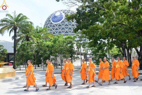 ภาพ No.165744:พิธีถวายภัตตาหารเมนูสวรรค์ วันที่ 26 ตุลาคม พ.ศ. 2567 ณ หอฉันคุณยายอาจารย์ฯ วัดพระธรรมกาย