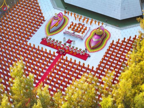 ภาพ No.190073:พิธีจุดประทีปถวายเป็นพุทธบูชา และบูชาธรรมมหาปูชนียาจารย์ ณ อนุสรณ์สถานมหาวิหารพระมงคลเทพมุนี (โลตัสแลนด์) อ.สองพี่น้อง จ.สุพรรณบุรี ในโครงการธรรมยาตรา กตัญญูบูชา มหาปูชนียาจารย์ พระมงคลเทพมุนี(สด จนฺทสโร) พระผู้ปราบมาร อนุสรณ์สถาน 7 แห่ง ปีที่ 13