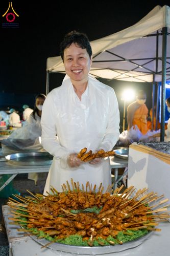 ภาพ No.201398:พิธีถวายภัตตาหารเป็นสังฆทาน แด่พระธรรมยาตรา ณ อนุสรณ์สถานบางปลา วัดบางปลา อำเภอบางเลน จังหวัดนครปฐม ในโครงการธรรมยาตรา กตัญญูบูชา มหาปูชนียาจารย์ พระมงคลเทพมุนี(สด จนฺทสโร) พระผู้ปราบมาร อนุสรณ์สถาน 7 แห่ง ปีที่ 13 วันที่ 25 มกราคม พ.ศ. 2568