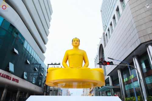 ภาพ No.85863:ตักบาตรพระนานาชาติ 10,000 รูป ใจกลางนครหาดใหญ่ จ.สงขลา วันอาทิตย์ที่ 20 สิงหาคม พ.ศ. 2566